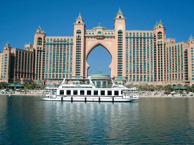 الإمارات الأفضل في الاستثمار والسياحة