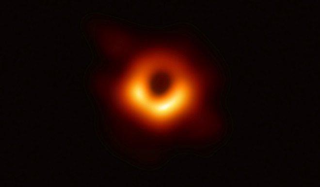فريق علمي يتمكن من التقاط أول صورة على الإطلاق لثقب أسود