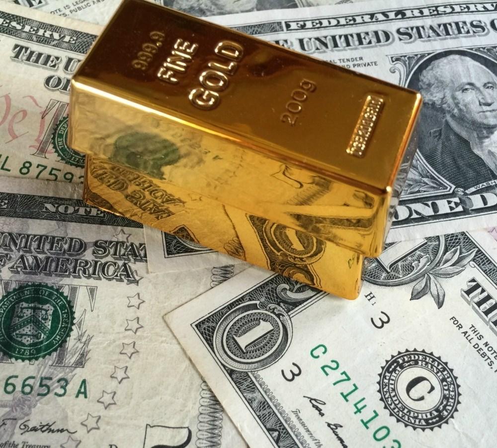 أسعار الذهب قرب أدنى مستوى في عامين ونصف العام متأثرة بصعود الدولار