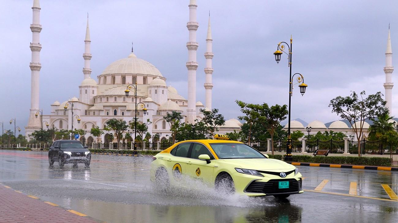 أمطار غزيرة ومتوسطة على مناطق متفرقة في الإمارات