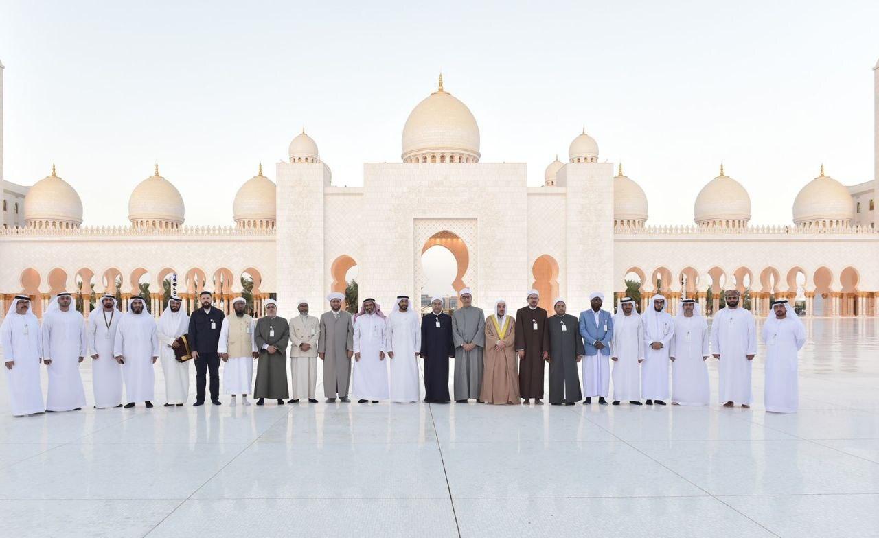 أصحاب الفضيلة العلماء ضيوف رئيس الدولة يزورون جامع الشيخ زايد الكبير في أبوظبي